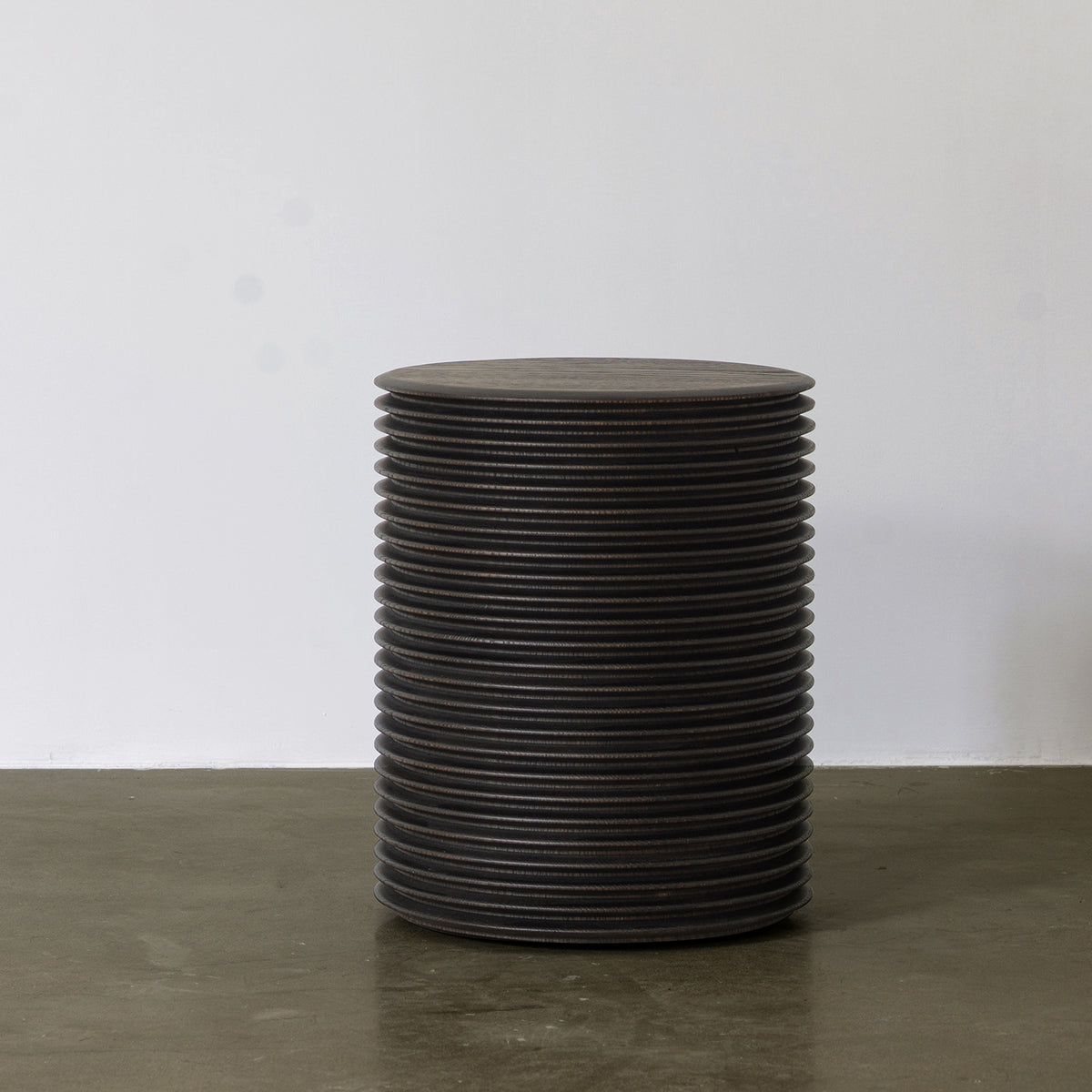 Sculptural Ribbed Round Side Table, Dark Vintage Finish, Ø15″ × H17.7″