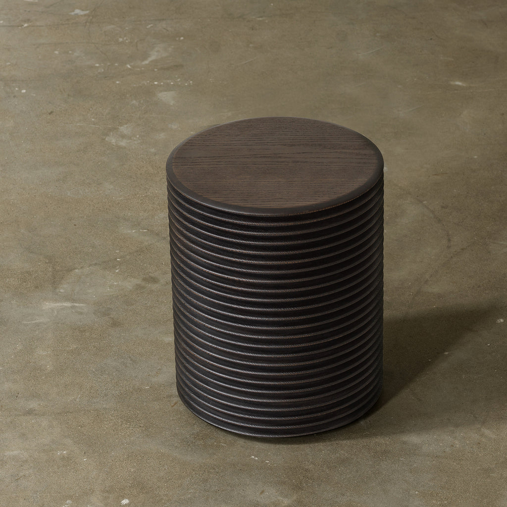 Sculptural Ribbed Round Side Table, Dark Vintage Finish, Ø15″ × H17.7″