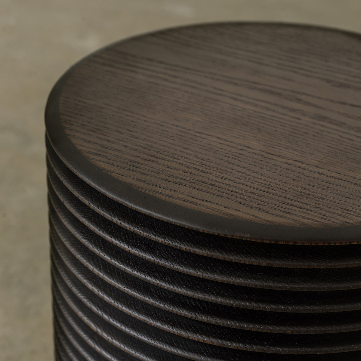 Sculptural Ribbed Round Side Table, Dark Vintage Finish, Ø15″ × H17.7″