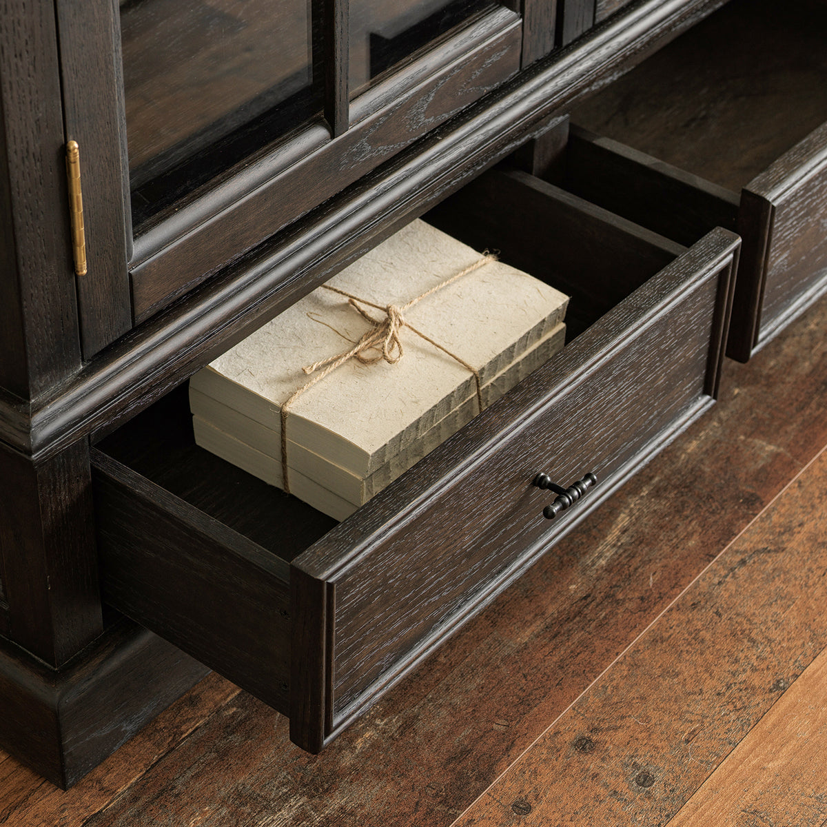 Suge Vintage Glass-Door Cabinet | Solid Red Oak Frame | Kaiwuli