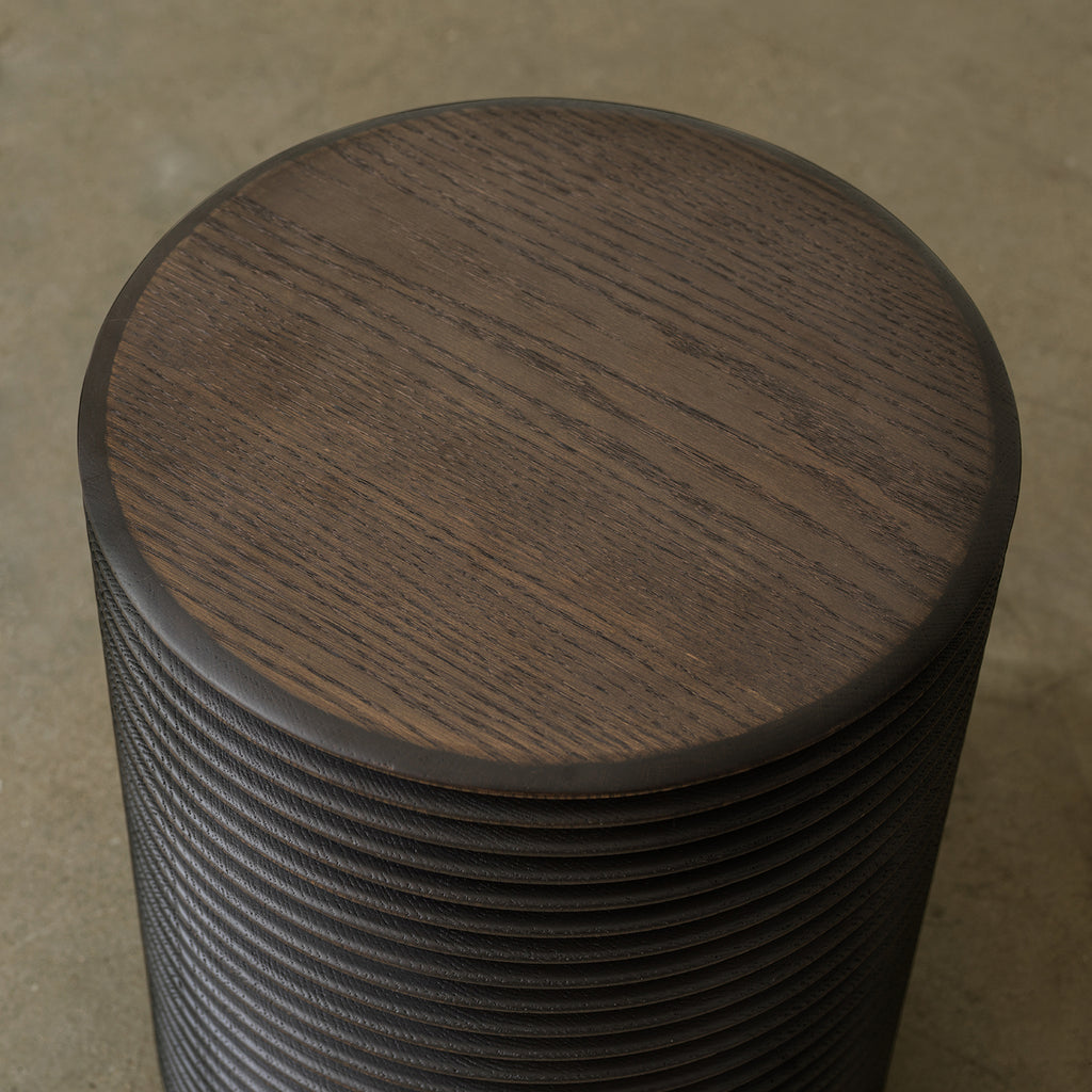 Sculptural Ribbed Round Side Table, Dark Vintage Finish, Ø15″ × H17.7″