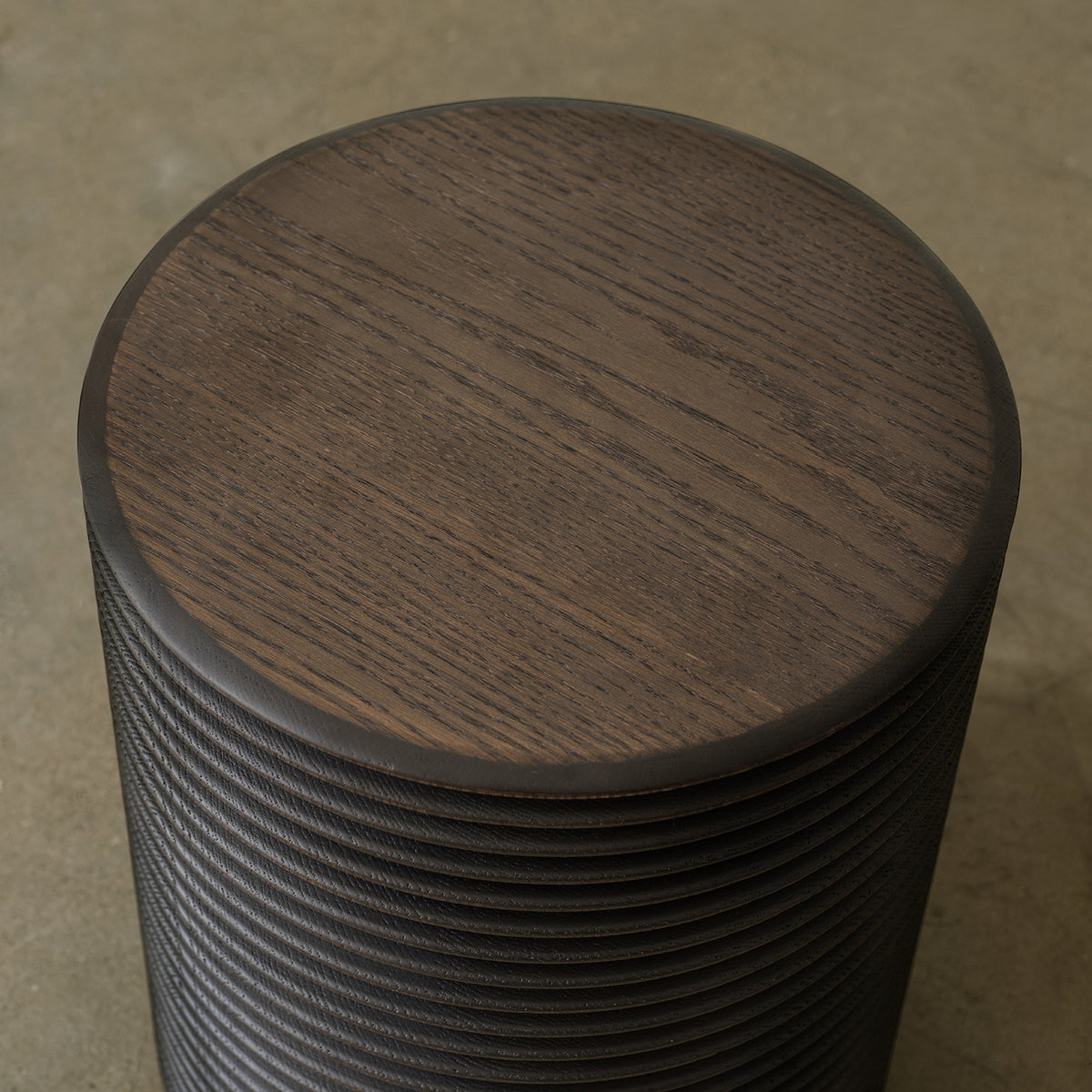 Sculptural Ribbed Round Side Table, Dark Vintage Finish, Ø15″ × H17.7″