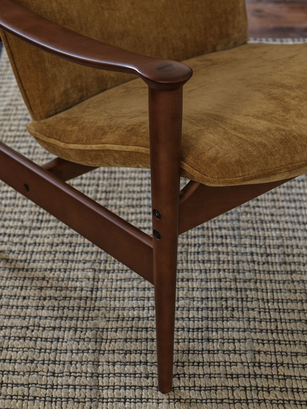 Kaiwuli Vintage Wood Lounge Chair in Caramel Brown