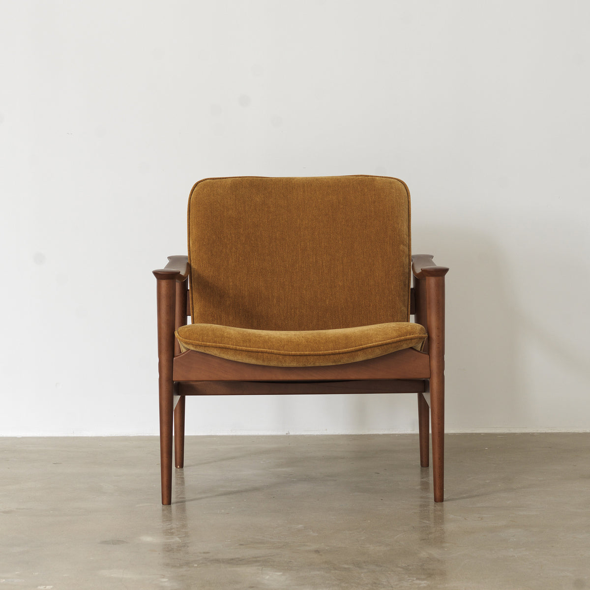 Kaiwuli Vintage Wood Lounge Chair in Caramel Brown